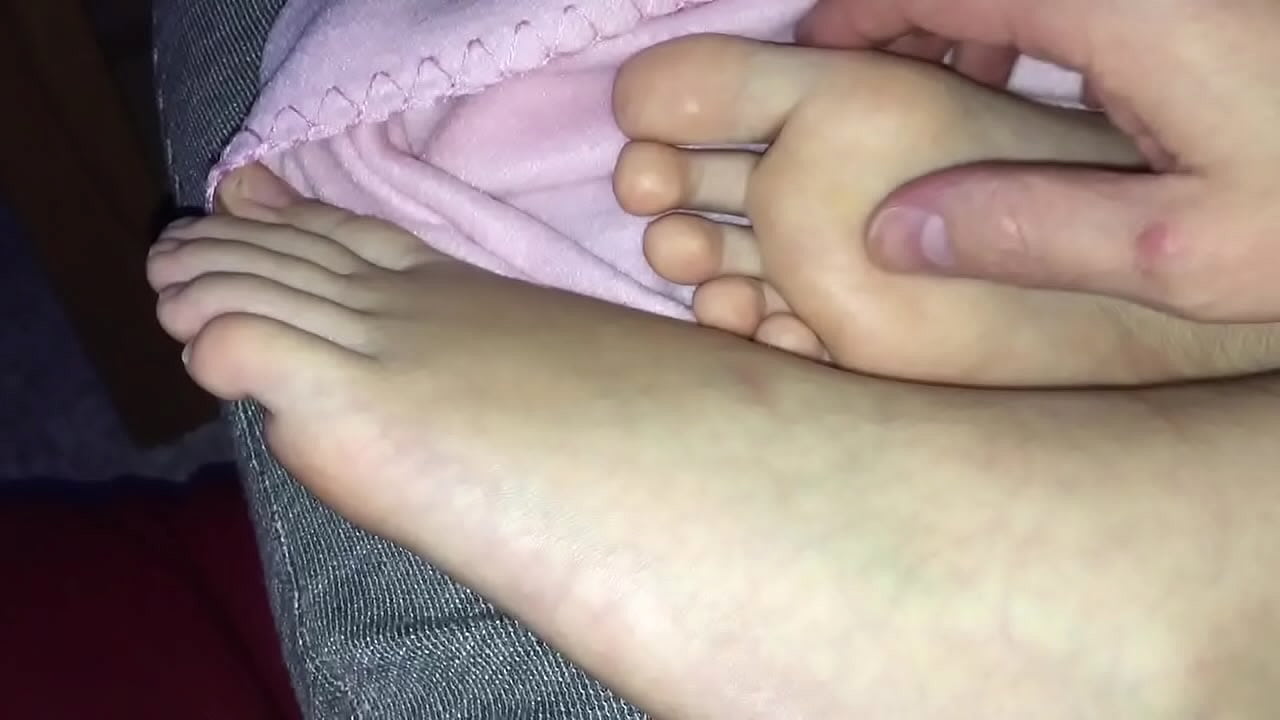 Spritze ab auf die F&uuml;&szlig;chen meiner Ex, die gerade schl&auml;ft und nichts merkt