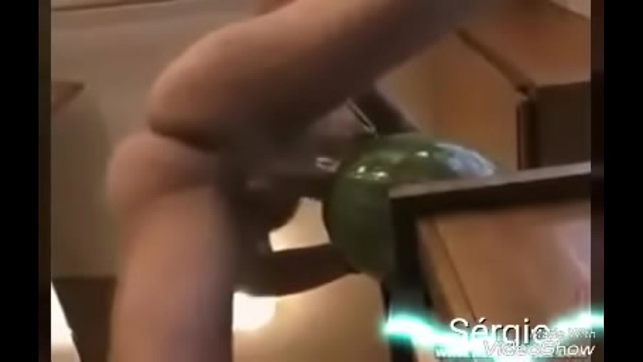 homen fodendo a melancia sem d&oacute;