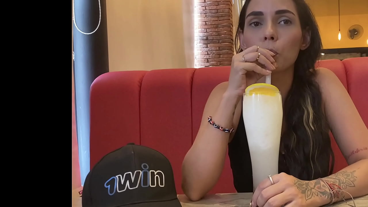 LA INVIT&Eacute; A COMER ENSALADA PERO CON LA CONDICI&Oacute;N DE QUE USARA MI SALSA ESPECIAL