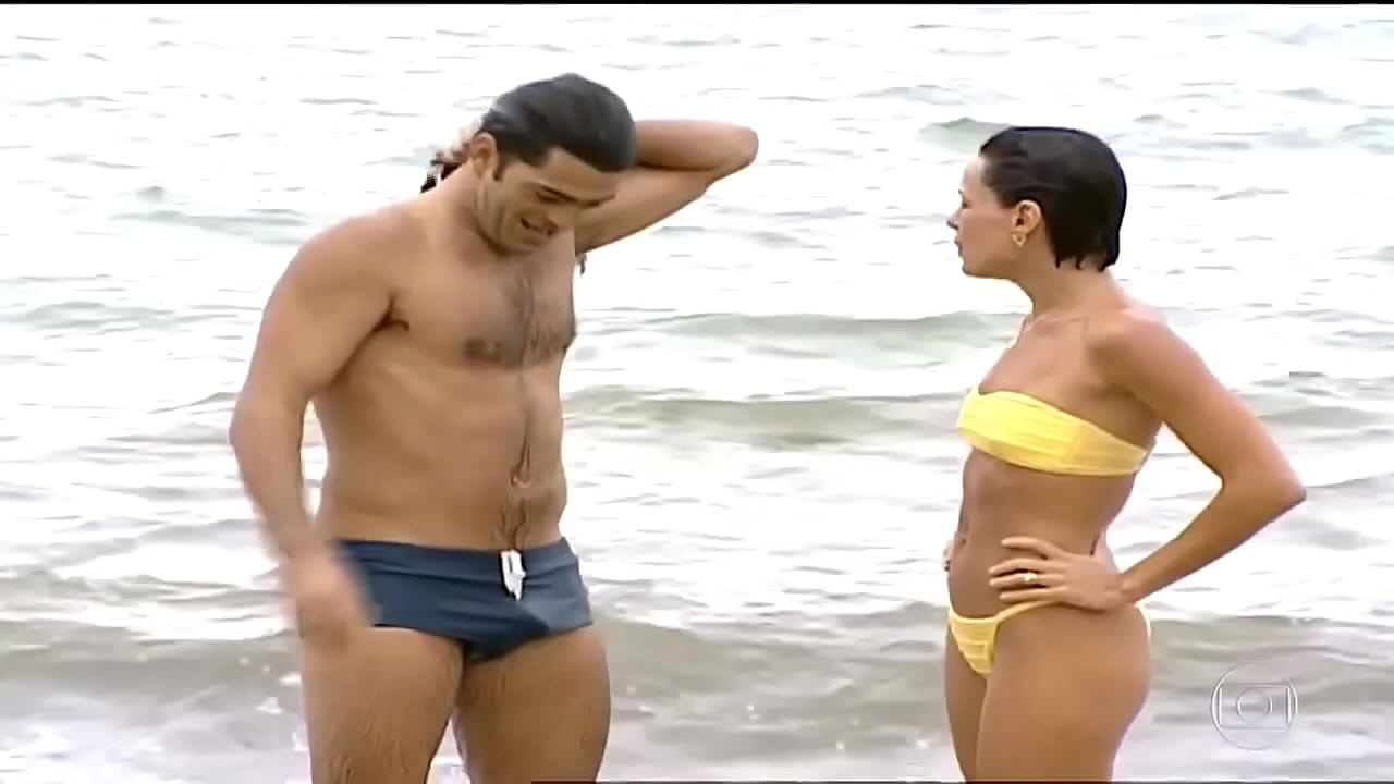 Ator Edu Moscovis em cenas de sunga em novela