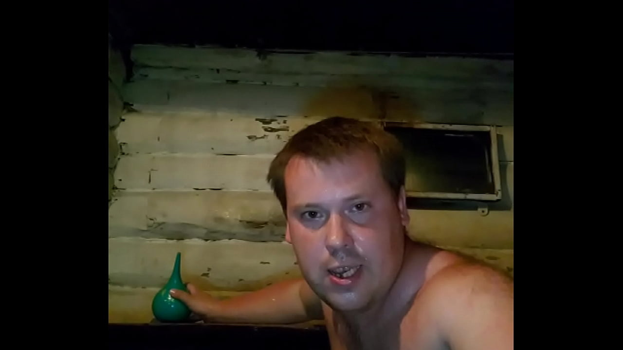 Чокнутый  русский парень промывает свою большую белую задницу после жесткого анального испытания.