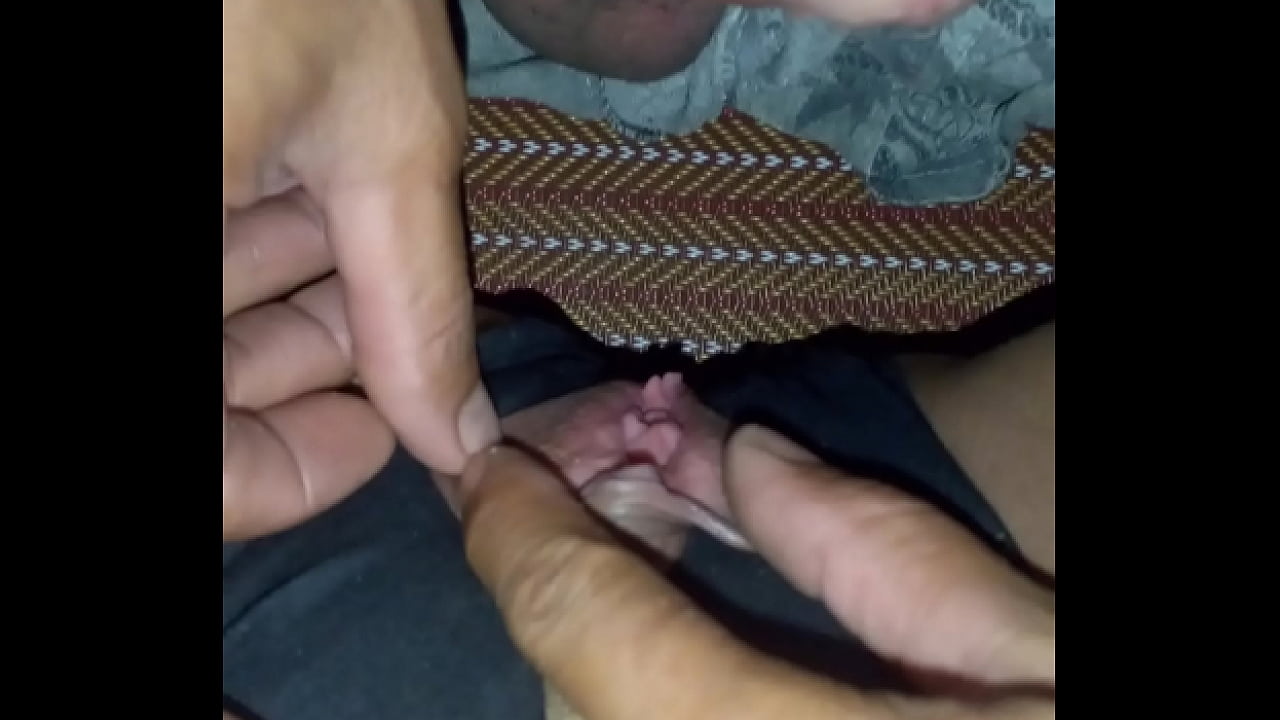 สองควยที่ยัดเข้าไปในรูแตดของเธอจนน้ำแตก