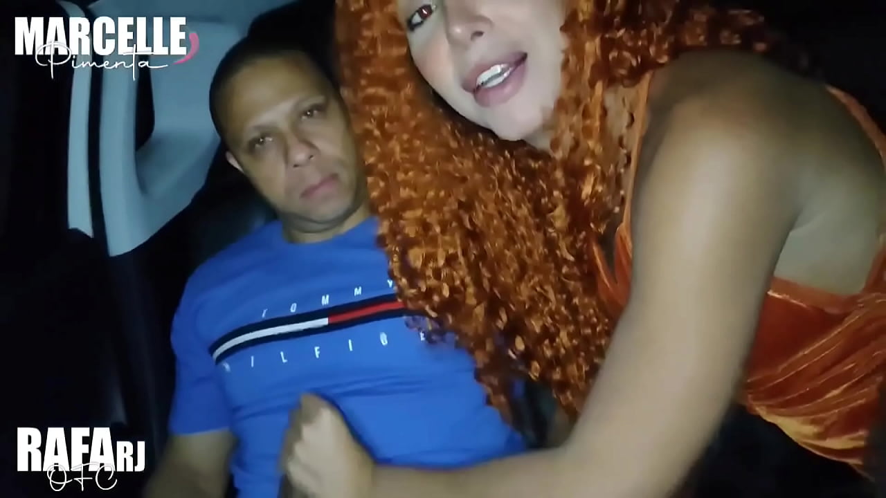 Estourei o cuzinho virgem da amiga trans da minha mulher!