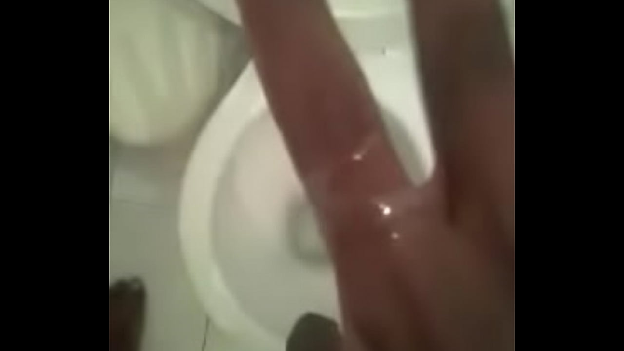 Novinho punhetando gostoso