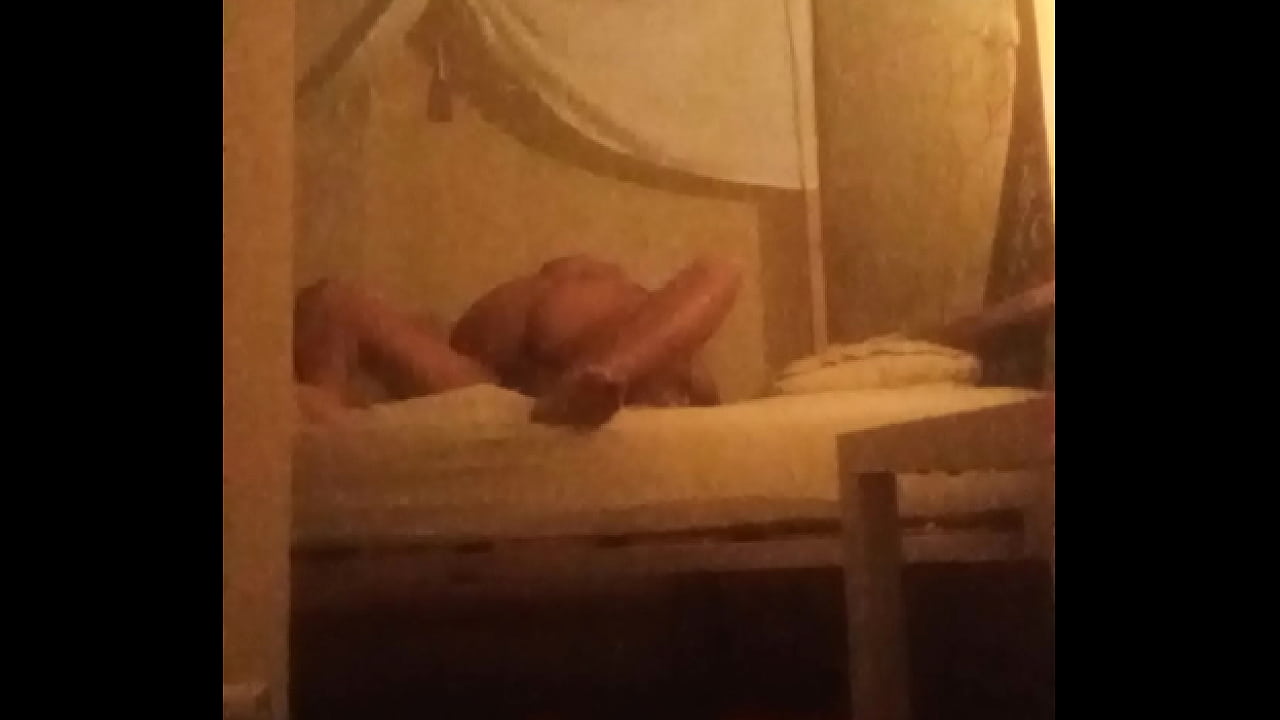 Hermanastra virgen coge con hermanastro en cuarto de hotel