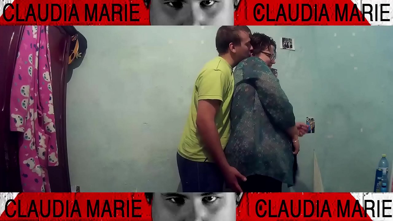 Submitting to the fat woman to test her body full of meat and fluids. It makes me very horny to touch her body full of parrots.