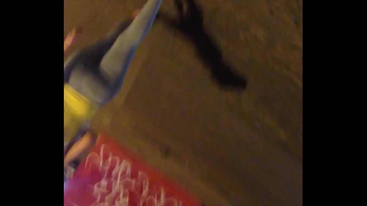 Gostosinha andando pela rua