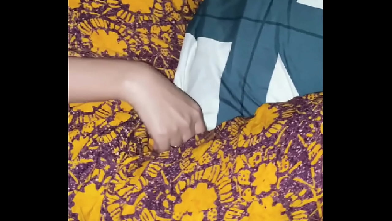 Ngintip Istri tetangga kost yang sengaja gak kunci kamar saat suaminya kerja, malah di ajak ngentot