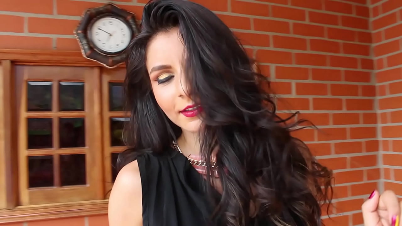 Ammelielovee disfrutando y acariciando su cuerpo - modelo webcam