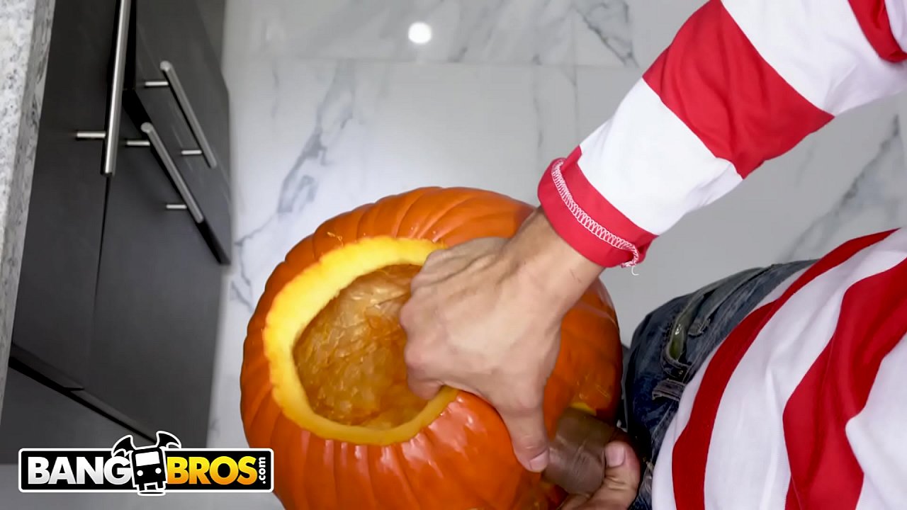 BANGBROS - Evelin Stone Gets To Suck On A Big Popsicle This Halloween