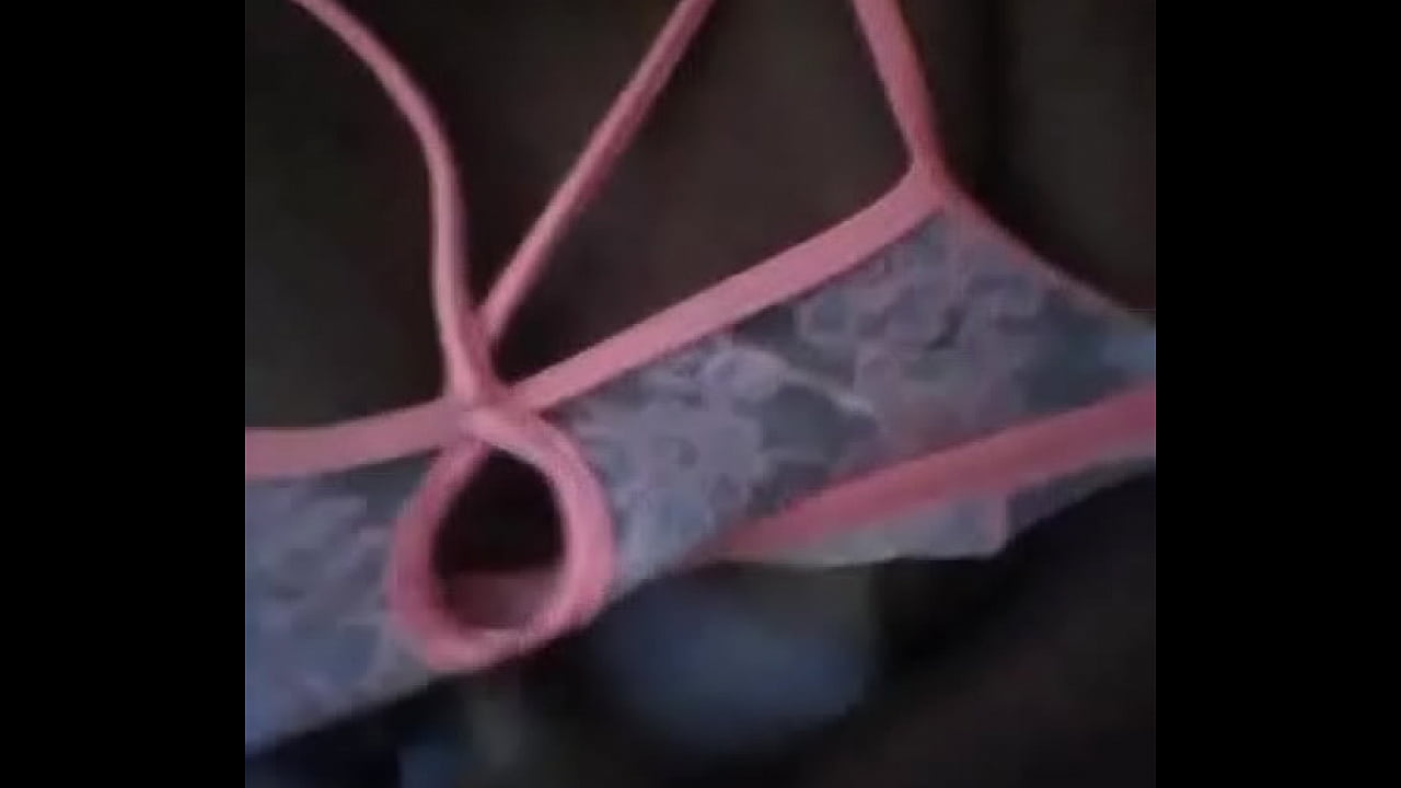 Joven se toca dulcemente en el bano