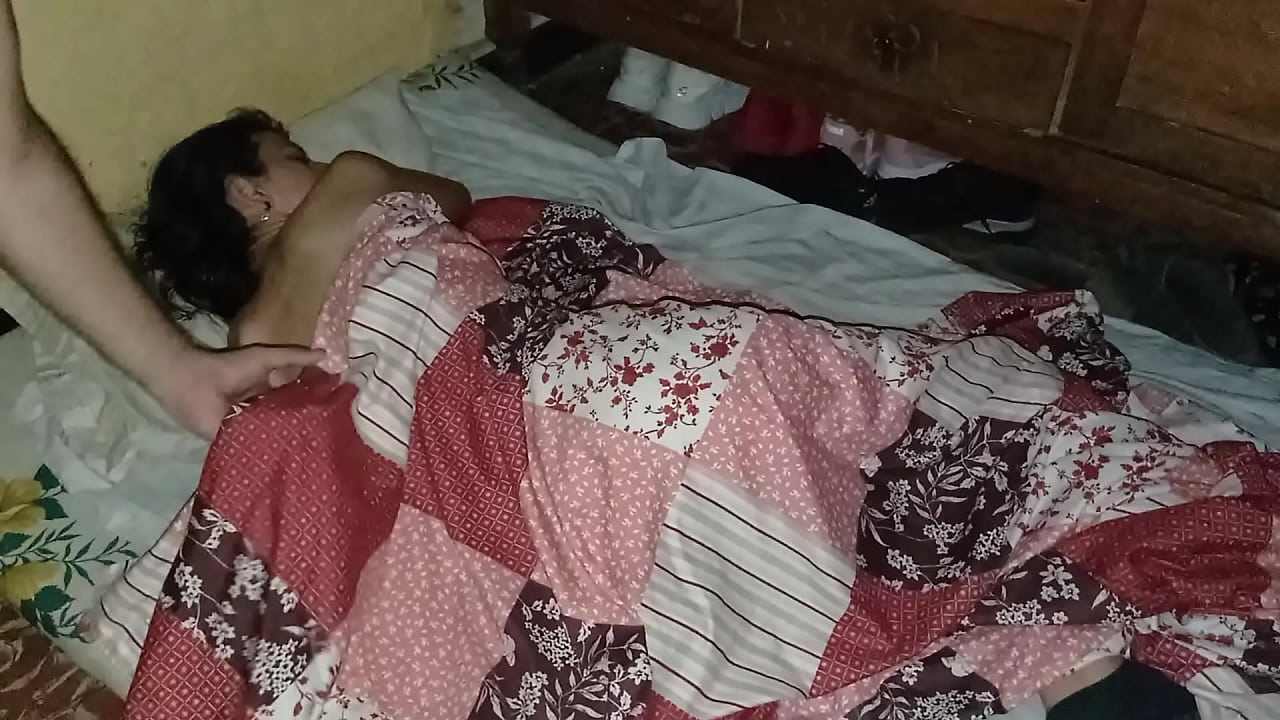 Estaba descansando cuando fui sorprendida y follada por mi vecino