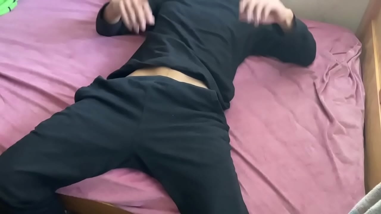 Jovencito heterosexual se pone cachondo en su habitaci&oacute;n