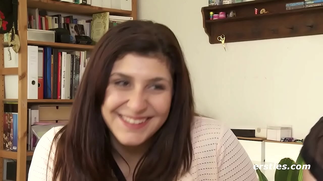 Ersties pr&auml;sentiert Maria M and Julie. Sehen Sie sich das hei&szlig;e Video an!