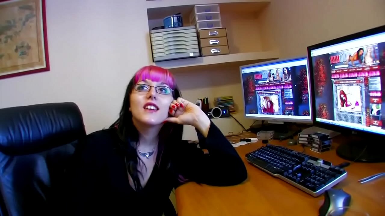 Anche la redattrice del sito porno &egrave; brava davanti le telecamere