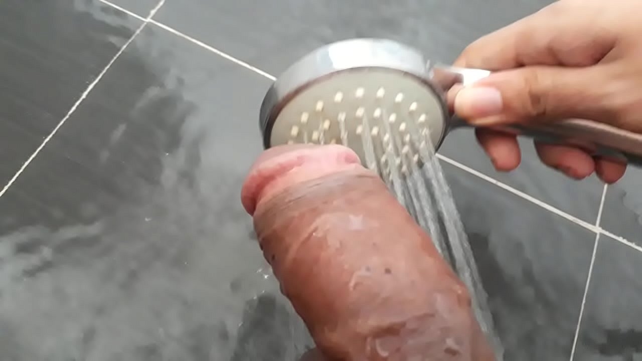 Thủ d&acirc;m bằng v&ograve;i sen