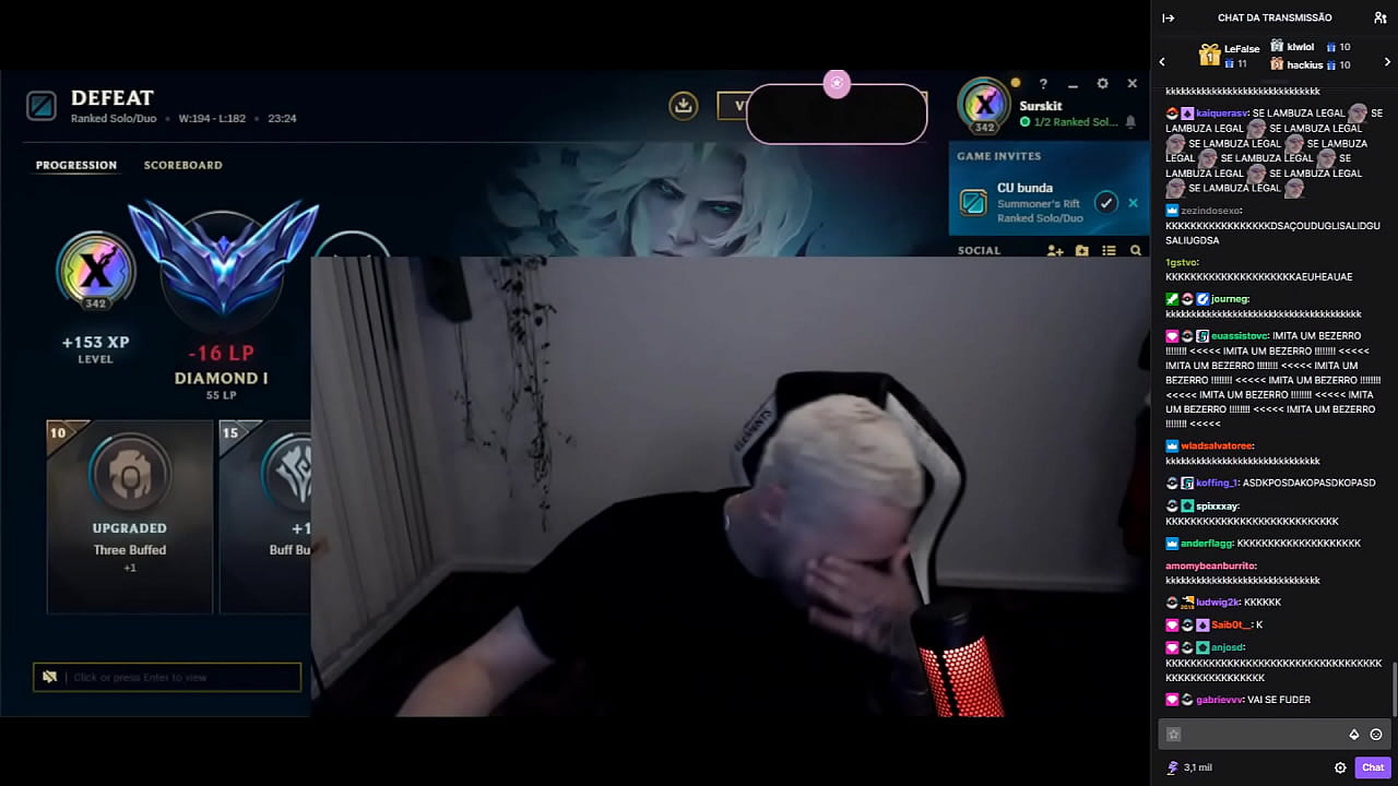 branco safadinho levando gozada firme no rosto e se deliciando