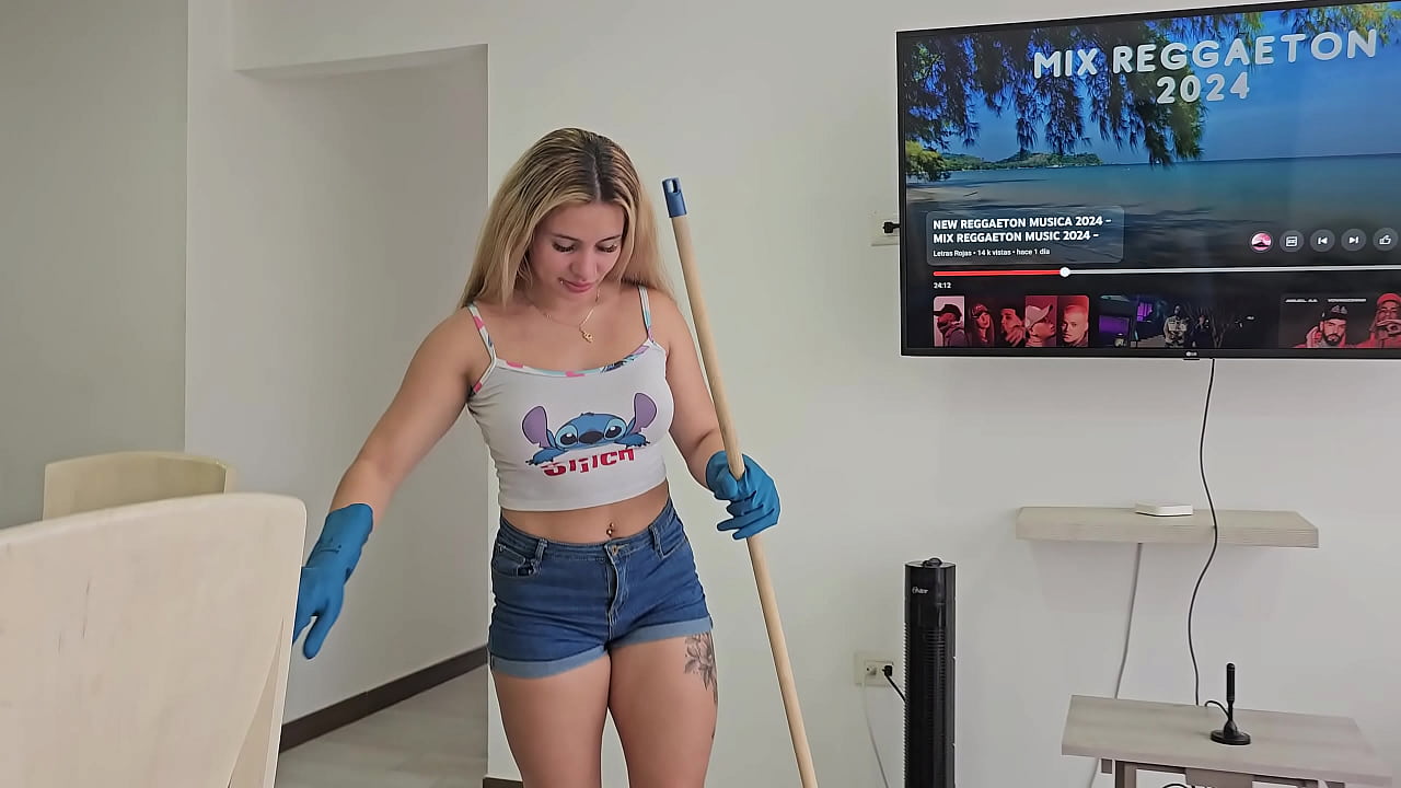 Sirvienta latina es follada por su jefe despu&eacute;s de ofrecerle un aumento