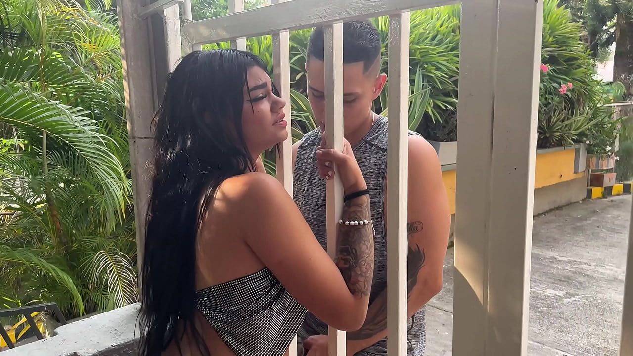 Jardinero me folla a trav&eacute;s de la reja cuando mi novio no est&aacute; en casa