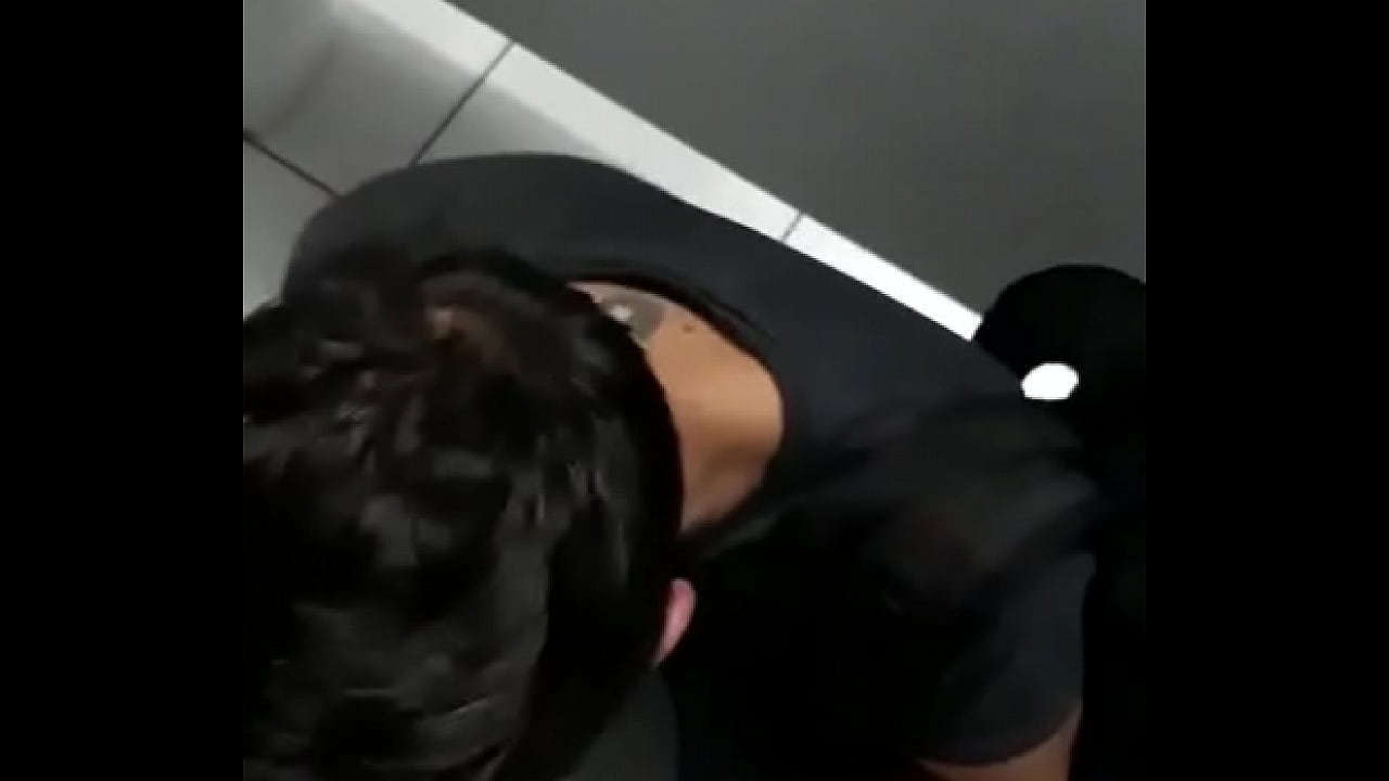 Andr&eacute; Leme @oandreleme Branquinho me mamando no banheiro do terminal Pinheiros, em SP.