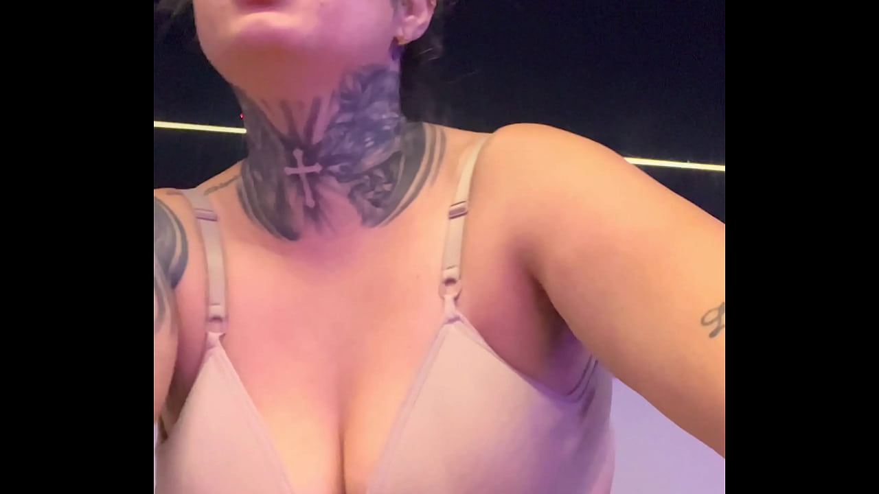 Meu personal da academia ficou com tanto tes&atilde;o que n&atilde;o aguentou e me fez chupar o pau dele ate eu vomitar ! Engasga na pica grossa sua puta safada chupa essa porra..