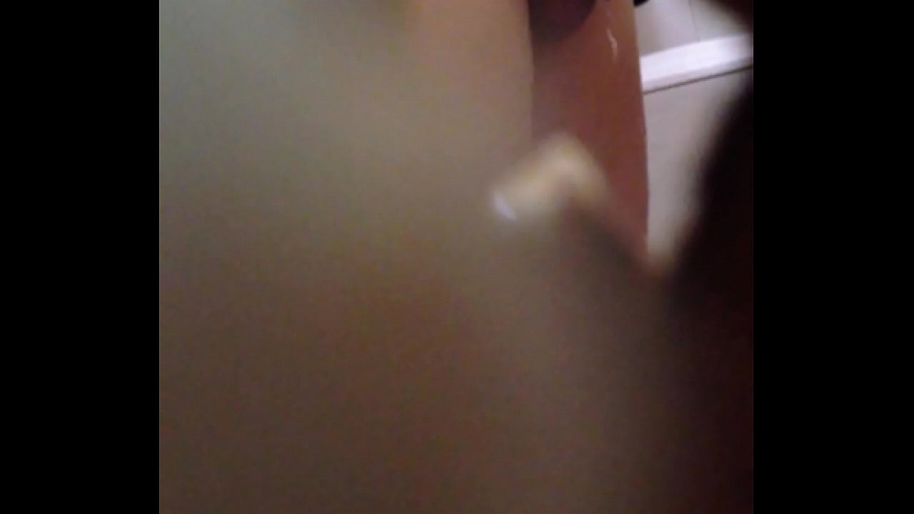 trai thẳng trung ni&ecirc;n tắm bị quay l&eacute;n.MOV