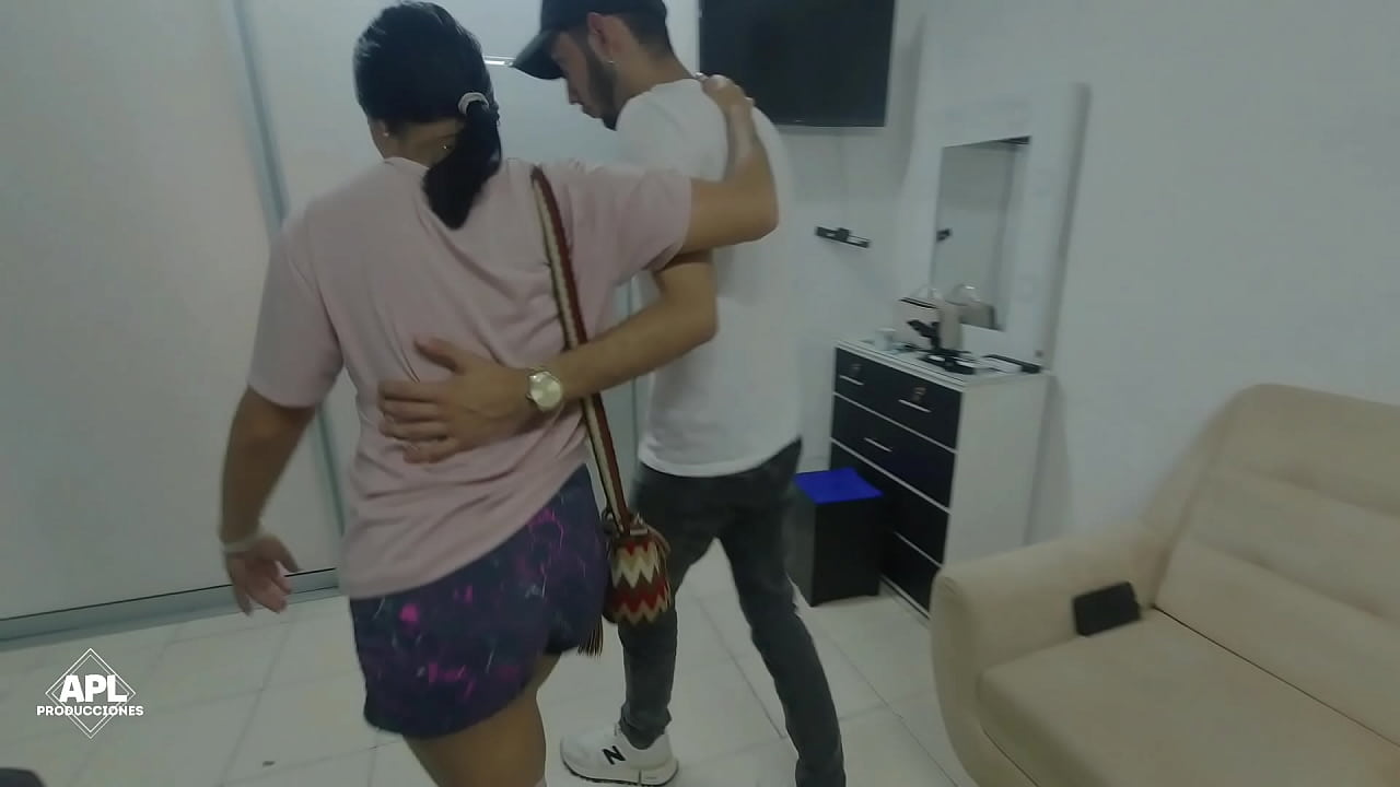 Que buenas lamidas le doy al jugoso co&ntilde;o de mi cachonda amiga y ella chupa mi polla como agradecimiento. Parte 1