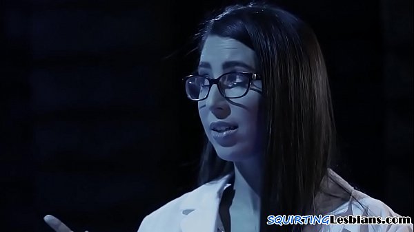 Lesbo babe squirted in mouth during threeway