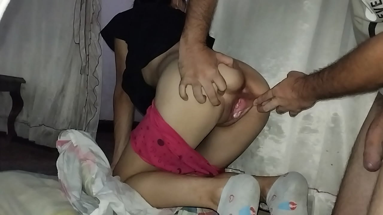 Su vagina es penetrada por la verga de su amante