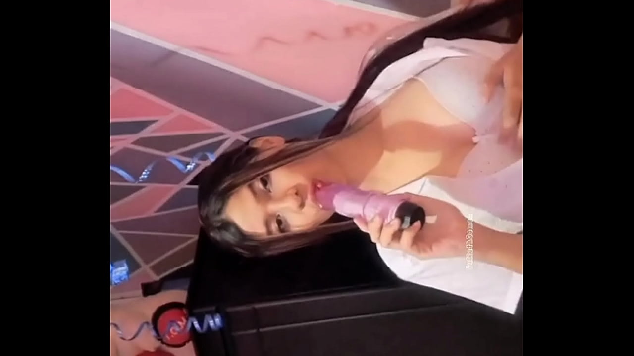 UNIVERSITARIA SE ROCA CON SU DILDO