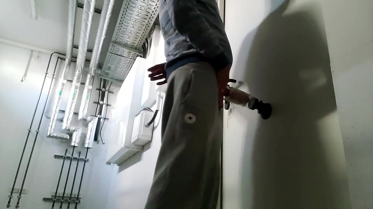 Bi m4rkus77 fickt Fleshlight im Heizungskeller inkl. Sperma