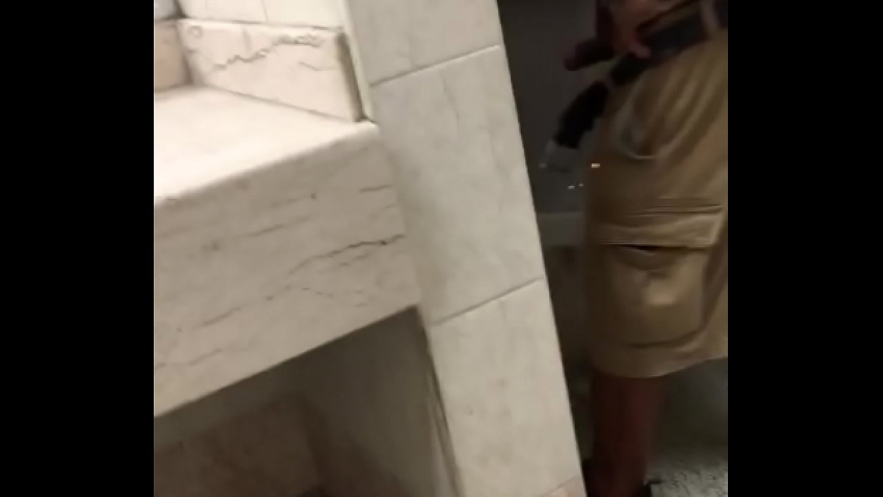 En el ba&ntilde;o hetero muestra pito