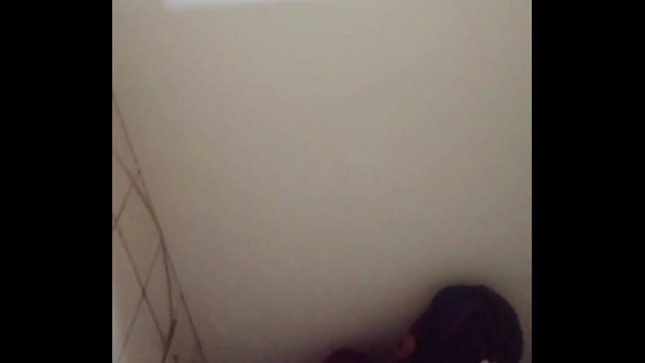 Encontrado chupandoselo en ba&ntilde;o p&uacute;blico