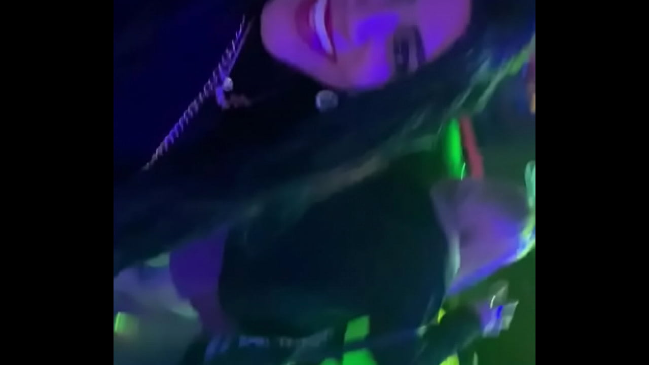 Mamando gar&ccedil;on escondido no banheiro