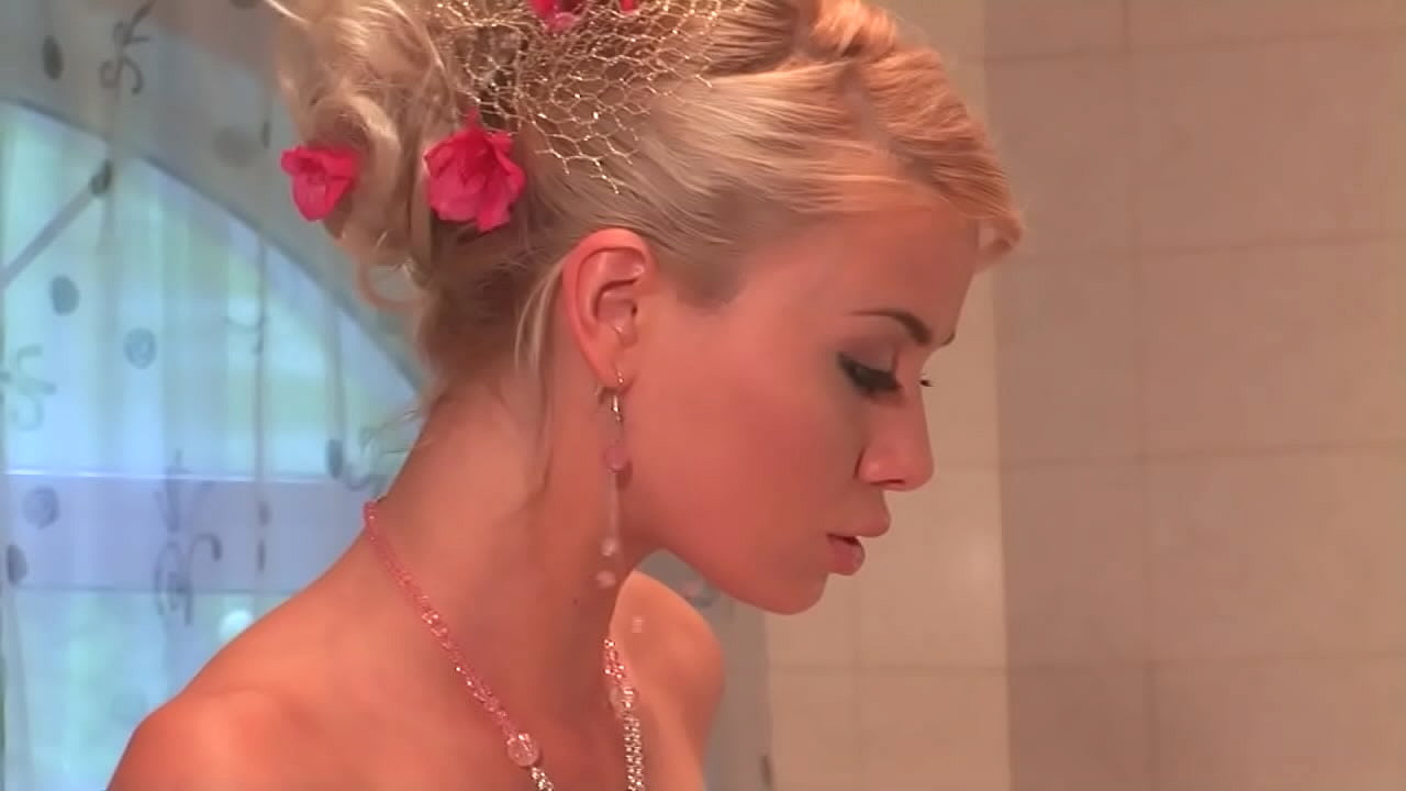 Caylian Curtis Pleases Herself In Sexy Solo Bathtub Routine