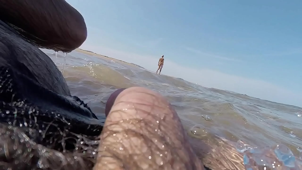 Ropa interior transparente ense&ntilde;ando poya