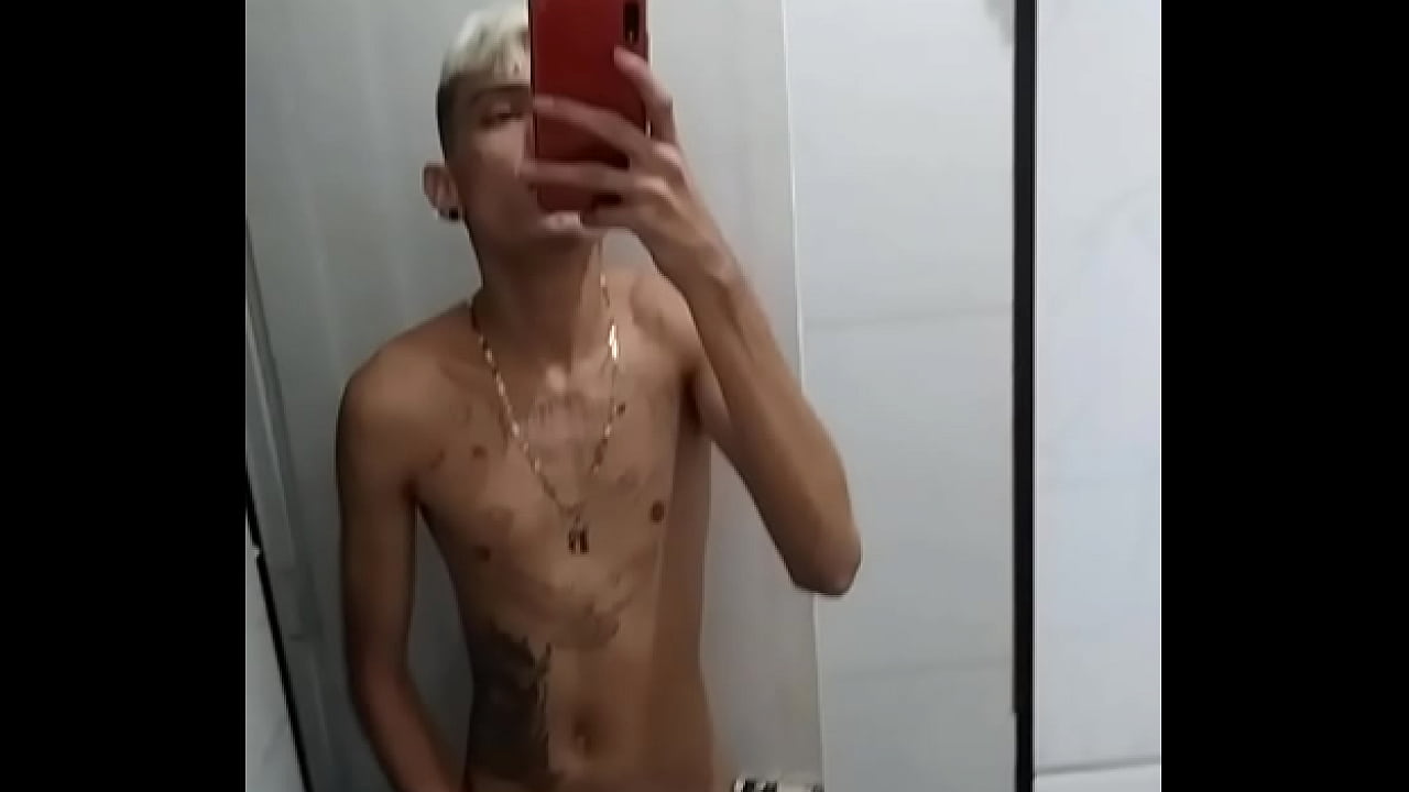 Batendo punheta no banheiro depois do jogo de futebol