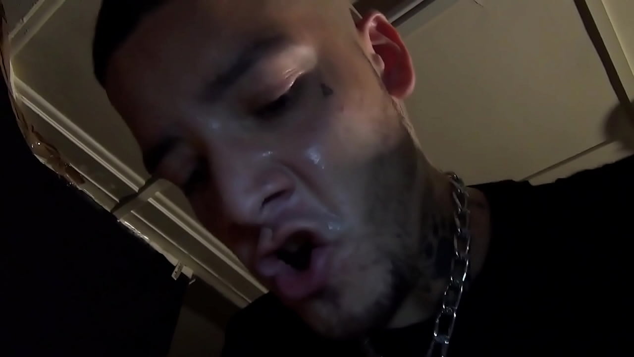 Racaille tatout&eacute;e baise une chienne gay en mode d&eacute;fonce du cul