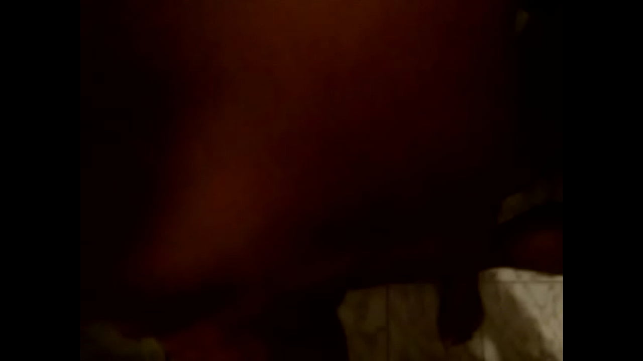 putinha preparando a rola.MPG