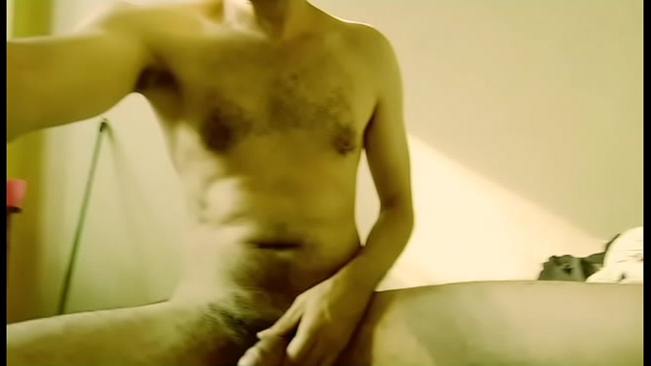 SOY UN FLACO DOTADO Y ME MASTURBO EN MI HABITACION