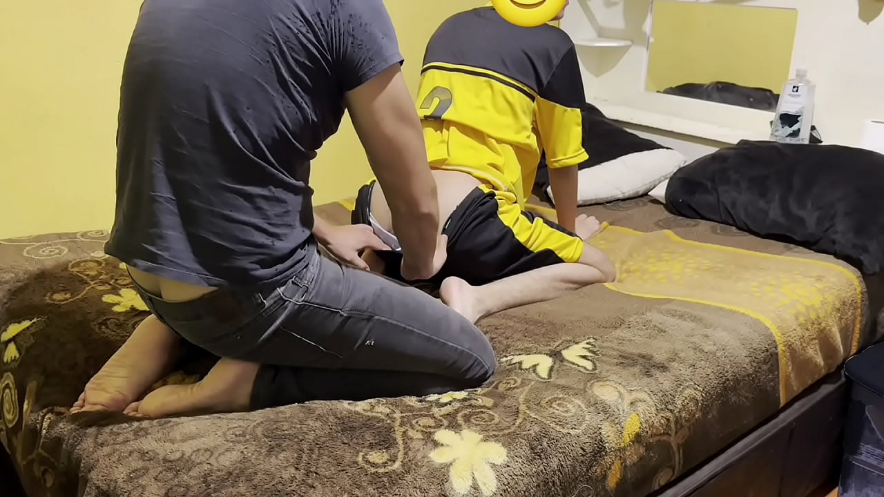 Le chupe el culo al hermanastro de mi mejor amigo hasta terminar de llenarle el culo con mi leche calientita