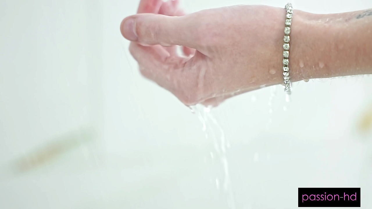 Bella Nova Freshens Up For A Fat Cock