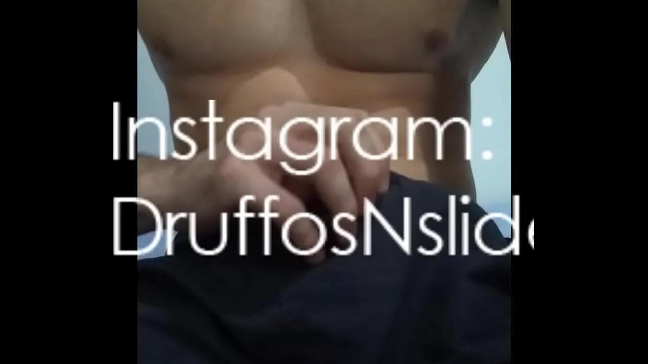 Homem Gostoso batendo uma punheta no quarto. Homem fitness