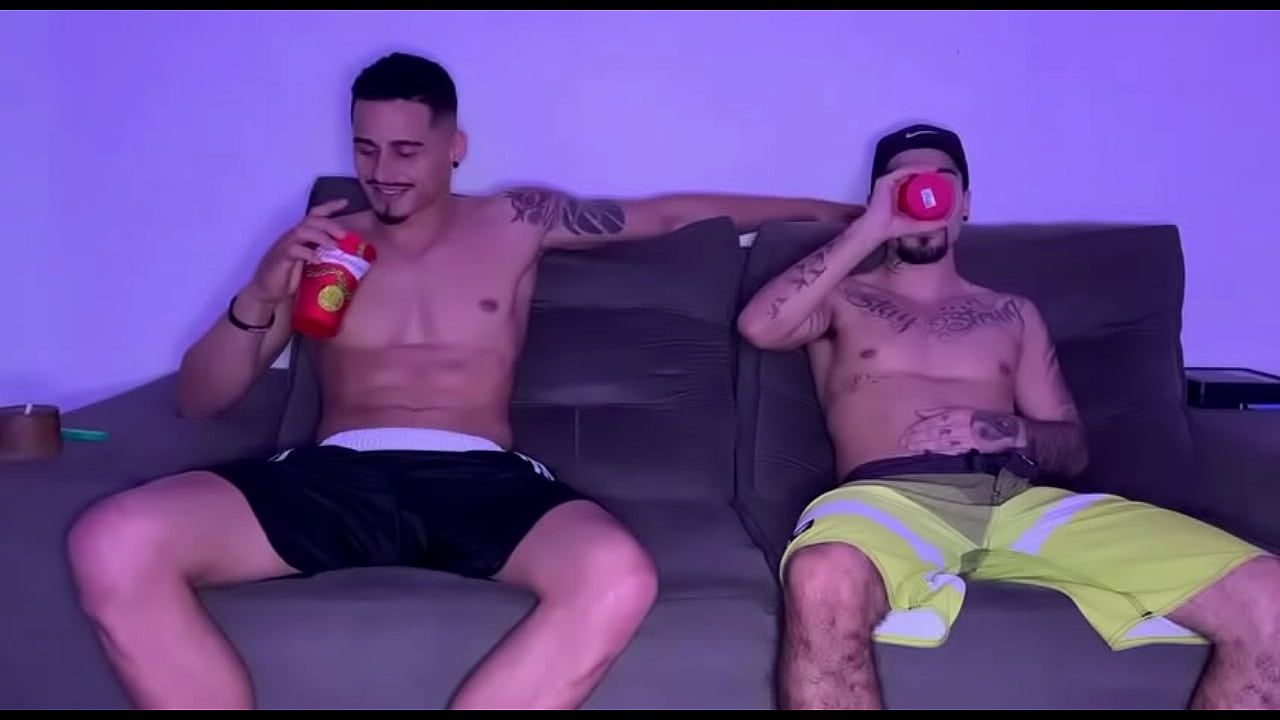 VIZINHO HETERO FOI NA MINHA CASA E ME COMEU NO SIGILO