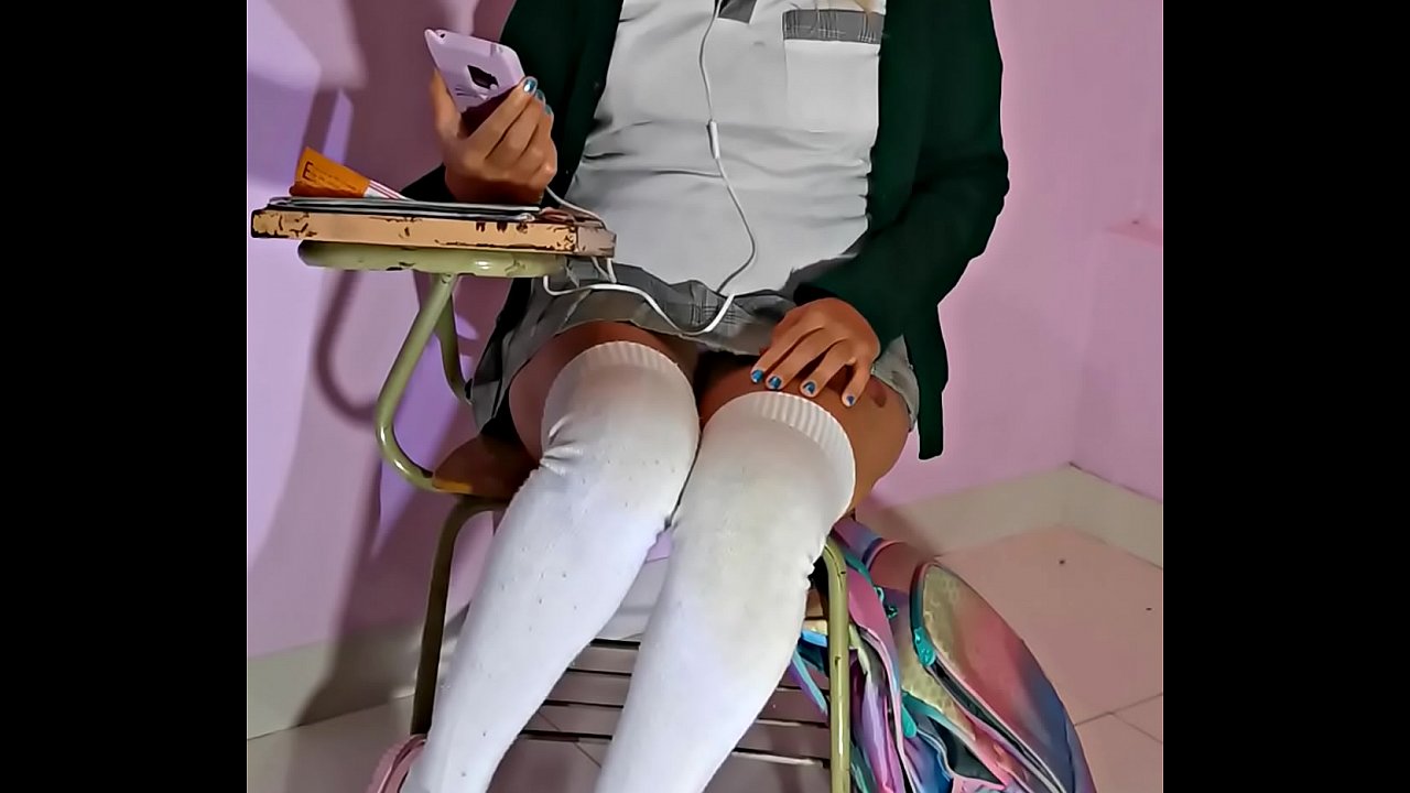 No llego el maestro a la clase, &iquest;quieres que nos masturbemos un poco?, traje juguetes sexuales JOI