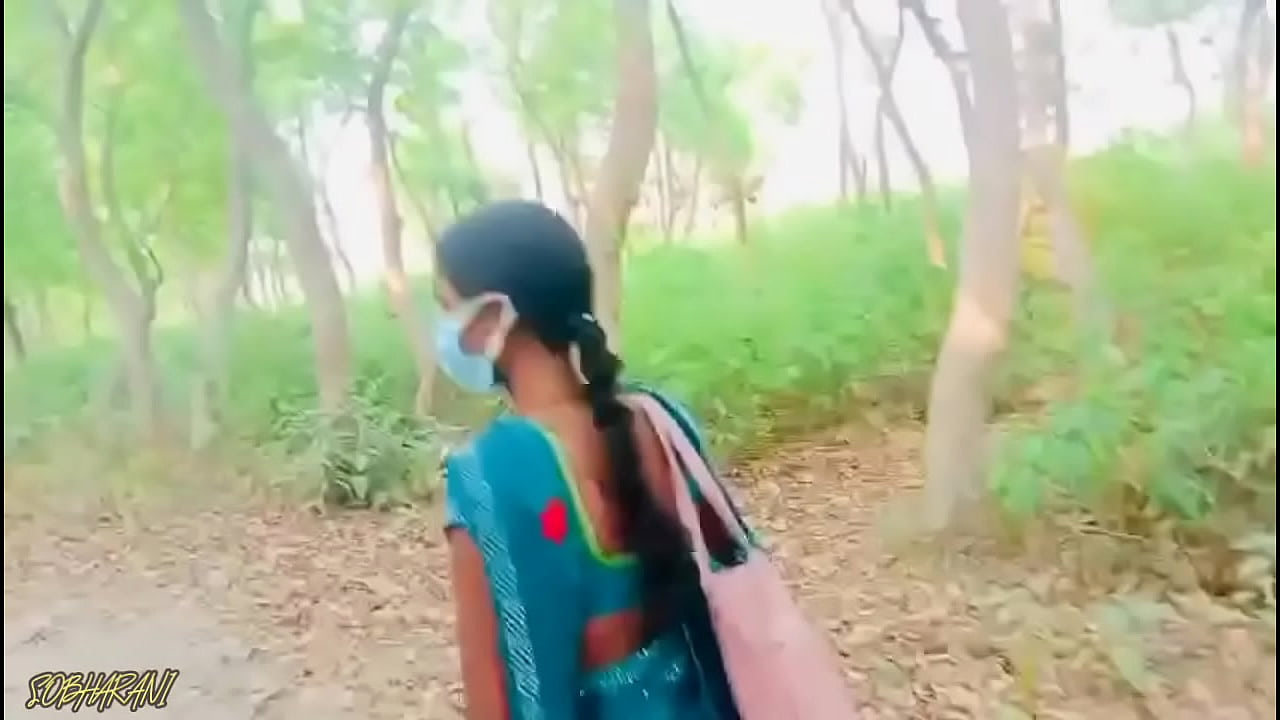 Xxx कंधे पर बैग लेकर जंगल में घूमने निकली थी अंडर वेयर निकाल कर पानी निकाली xxxx