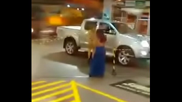 Duas rabudas peladas em p&uacute;blico se esfregando n&oacute;s seguran&ccedil;a