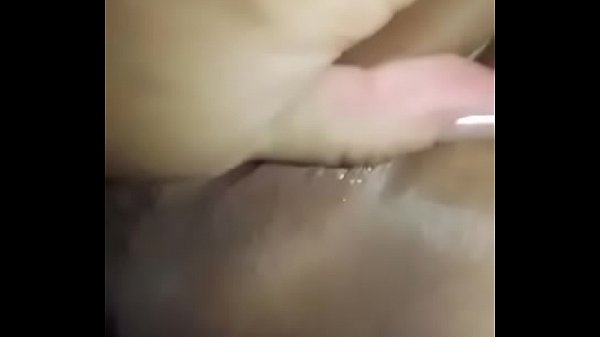 Amiga brincando com penis de b., metendo at&eacute; o talo