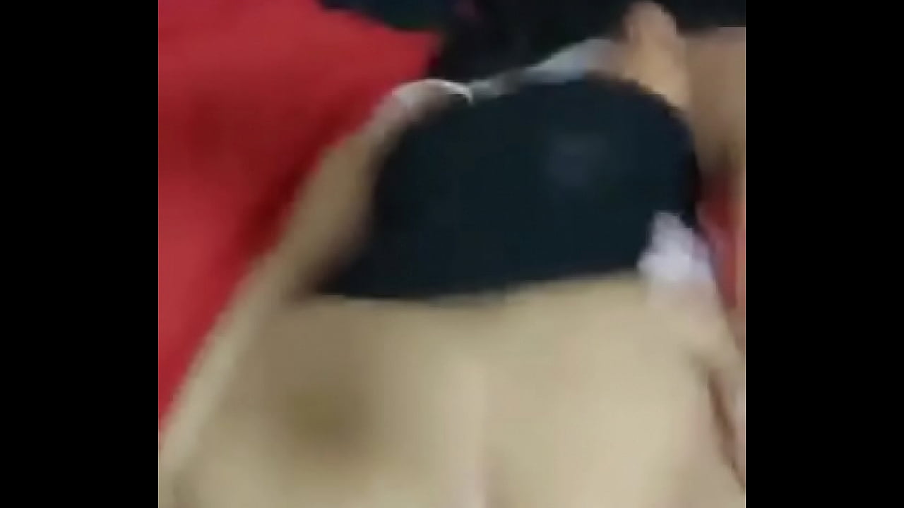 Indiana muito gostosa aguentando at&eacute; as bolas na buceta