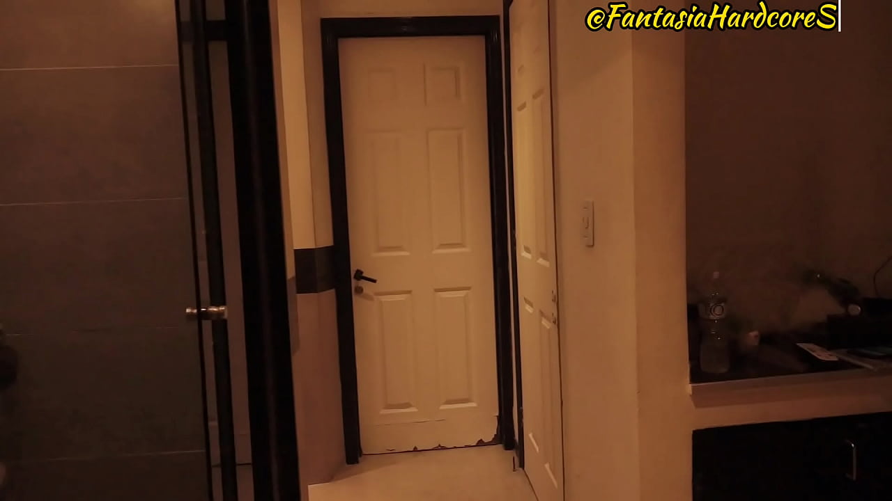 Mi paciente deja que le masajee la verga con mis manos y me coje bien duro